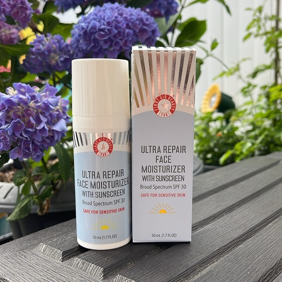 First Aid Beauty - Ultra Repair Face Moisturizer with Sunscreen SPF 30 - Picture 3 of 12